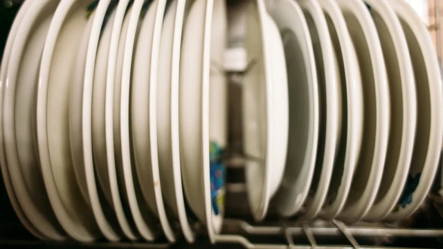 ظرفهای سرامیکی حرارت را برای مدت طولانیتری در خود نگه میدارند و این یعنی آبی که روی سطح آنها جمع شده راحتتر تبخیر میشود