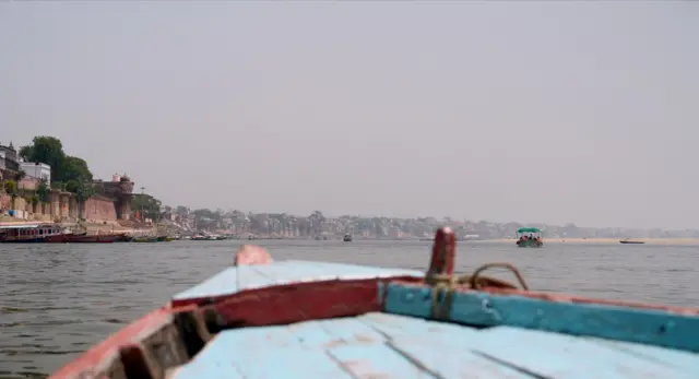 इन लड़कों ने गंगा में नाव पर ही इफ़्तार की. इस इफ़्तार के कुछ वीडियो इन्हीं लड़कों ने अपने इंस्टाग्राम अकाउंट पर शेयर किए थे.