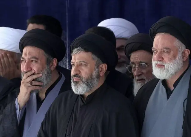 در نبود مجتبی‌ خامنه‌ای، سه برادرش، مصطفی، میثم و مسعود در صف اول نماز میت حاضر شدند. پسران علی خامنه‌ای از زمان جنگ ۱۲ روزه در هیچ مراسمی دیده نشده بودند و در جنگ ۴۰ روزه هم هیچ خبری درباره سلامت آنها منتشر نشد