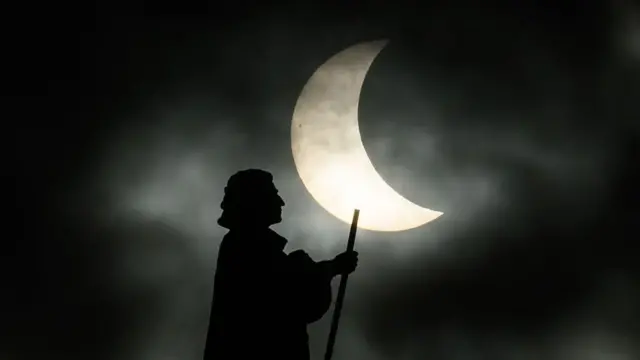 Ikibumbano cy'umunya-Danemark akaba n'Umunya-Norvège, Hans Egede, wabaye umumisiyoneri (umuvugabutumwa) w'umu Luther, kiri mu gicucu cy'Izuba, mu gihe habaga ubwirakabiri bw'igice bw'Izuba, mu murwa mukuru Nuuk wa Greenland