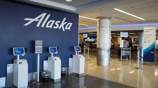  লস এঞ্জেলসে আলাস্কার একটি চেক ইন কাউন্টার। 