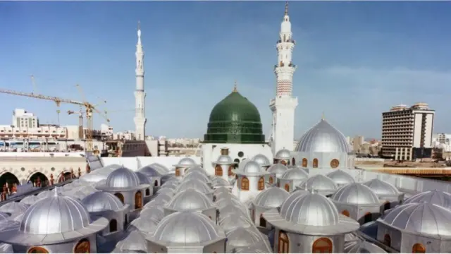 இஸ்லாமியர்கள் தொழுகை நடத்தும் மதீனாவில் உள்ள மஸ்ஜித்-இ-நபவி. 