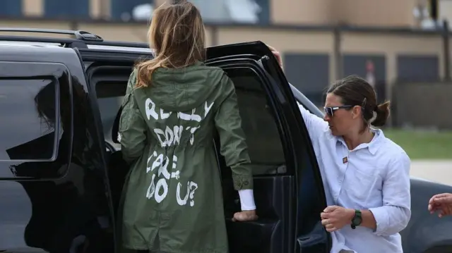 Melania Trump akiwa amevalia koti la Zara lililoandikwa "I REALLY DON'T CARE, DO U?"