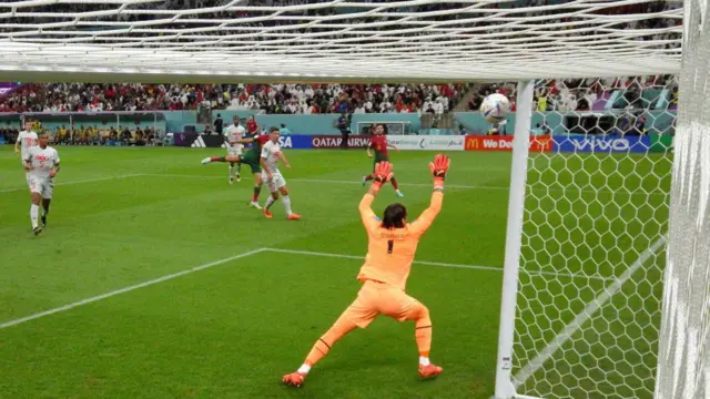 دقیقه ۱۷ بازی پرتغال-سوییس؛ راموس در حالی که یک مدافع را جلوی خود داشت و زاویه هم برای شوت زدن بسته بود، با ضربه پای چپ غافلگیرکننده توپ را به سقف دروازه سوییس رساند