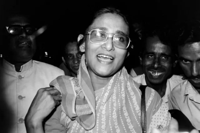 शेख हसिना सन् १९८१ मा दिल्लीबाट ढाका फर्केपछि (फाइल फोटो)