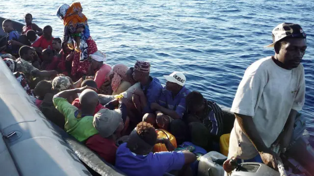 Migrantes num pequeno barco, tentando chegar a Mayotte