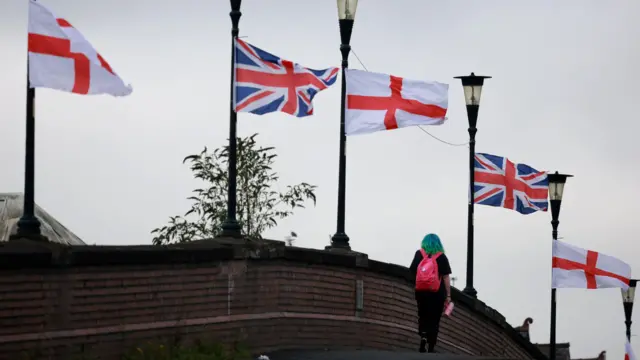 Английский и британский флаги на столбах в Элсмир-Порте под Ливерпулем 3 сентября 2025 года