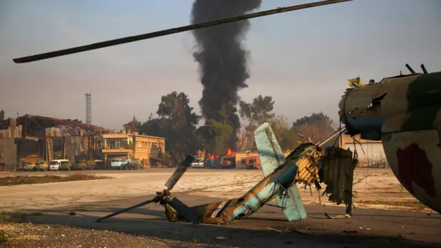 مروحية معطلة تابعة للجيش السوري في مطار النيرب العسكري في حلب، سوريا، 02 ديسمبر/كانون أول 2024. 