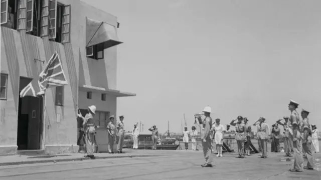 جنود بريطانيون ينزلون العلم