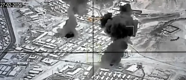 تصاعد الدخان في كابول بعد الغارات الباكستانية في صورة يبدو أنها مأخوذة من شاشة باللونين الأبيض والأسود.