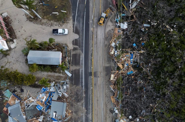 Pemandangan drone menunjukkan buldoser membersihkan puing-puing dari jalan setelah Badai Milton menghantam di Matlacha, Florida, AS, 10 Oktober 2024.