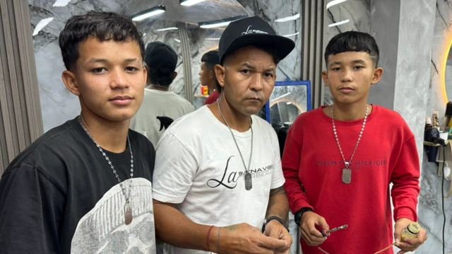 Deivi (izq.) y Winder (dcha.) junto a su padre Deivid.