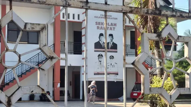 Salah satu sekolah rakyat yang berdiri di Makassar, Sulawesi Selatan. Sekolah rakyat memiliki konsep asrama.