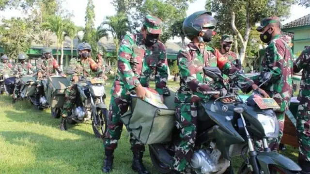 Seluruh Babinsa koramil jajaran Kodim 0806 Trenggalek, membawa beras bantuan bagi masyarakat terdampak covid-19, di markas Kodim 0806 Trenggalek, Rabu (11/08/2021).