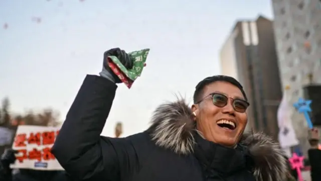 প্রচণ্ড ঠাণ্ডার মধ্যেই মানুষ রাস্তায় নেমে এসেছে।