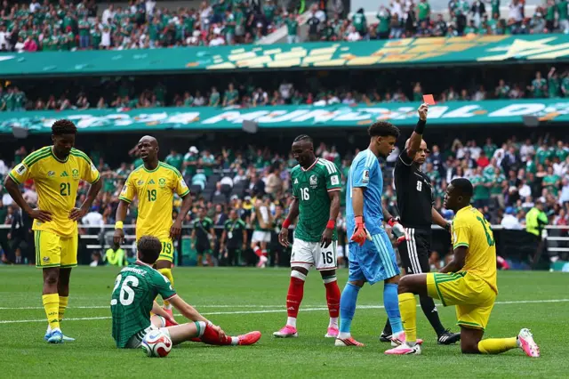Árbitro mostra cartão vermelho para jogador da África do Sul