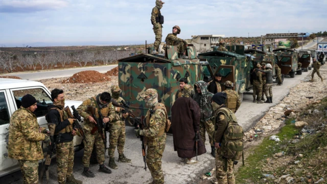 جنود من الجيش السوري متجه نحو دير حفار، بريف حلب الشرقي، في 14 يناير/كانون الثاني 2026، وسط توترات مع قوات سوريا الديمقراطية (قسد) ذات الأغلبية الكردية