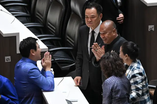 นายกฯ อนุทิน ชาญวีรกูล กับรองประธานวุฒิสภา พล.อ.เกรียงไกร ศรีรักษ์ ทักทายสมาชิกในห้องประชุมรัฐสภา เมื่อ 9 เม.ย. 2569