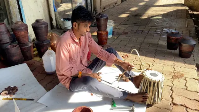 किशोर यांच्याकडे तबला निर्मितीची कला शिकणारा विद्यार्थी