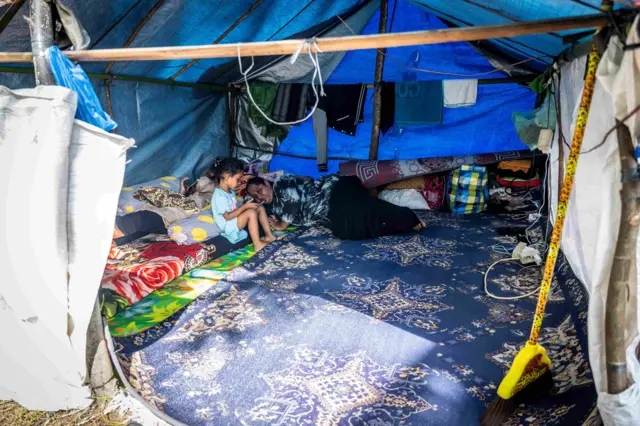 Pengungsi beristirahat di dalam tenda posko bencana banjir, Desa Kuala Cangkoy di Aceh Utara, Aceh, Senin (8/12/2025). Berdasarkan data sementara Komando Posko Tanggap Darurat Bencana Hidrometeorologi Aceh pada Senin (8/12), sebanyak 1.926.119 jiwa terdampak dan 848.870 jiwa di antaranya mengungsi akibat bencana hidrometeorologi di Provinsi Aceh.