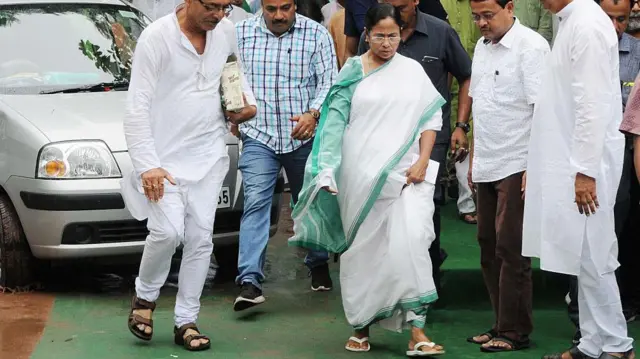 সুতির শাড়ি আর হাওয়াই চটি পরেন মমতা ব্যানার্জী 