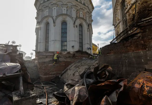 Equipos de rescate ucranianos trabajan en el lugar de un ataque ruso contra la Catedral de la Dormición, en el Monasterio de las Cuevas de Kyiv (Kyiv-Pechersk Lavra), en Kyiv (Ucrania), el 15 de junio de 2026.