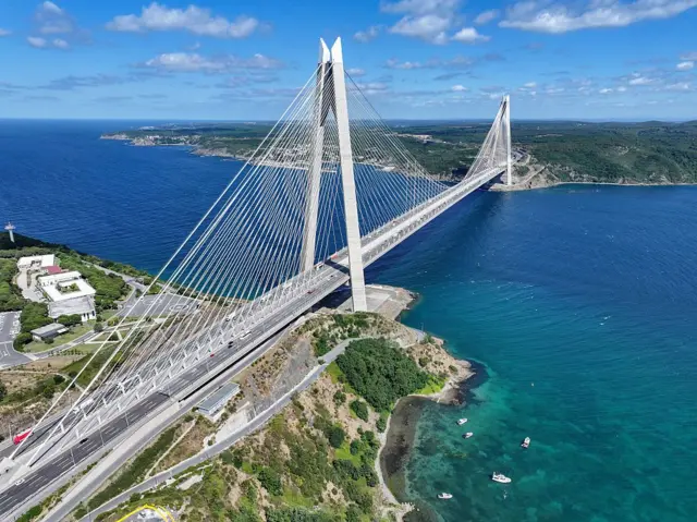 İstanbul'daki Yavuz Sultan Selim Köprüsü, halk arasındaki ifadesiyle üçüncü köprü, AKP dönemindeki önemli mega projeler arasında yer alıyor. Fotoğraf açık bir havada, havadan çekilmiş.
