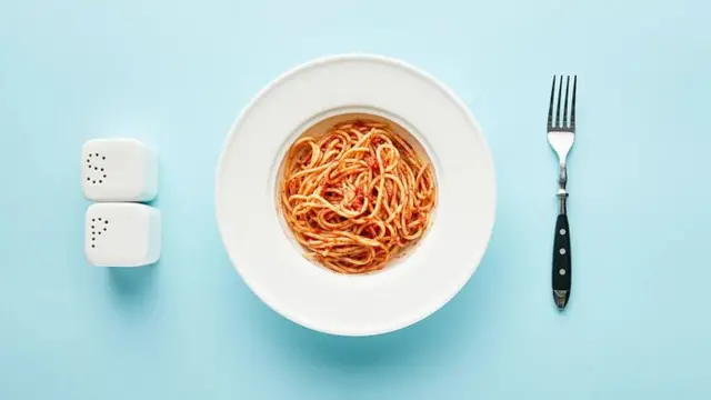 Tanjir špagetama, posude za so I biber i viljuška