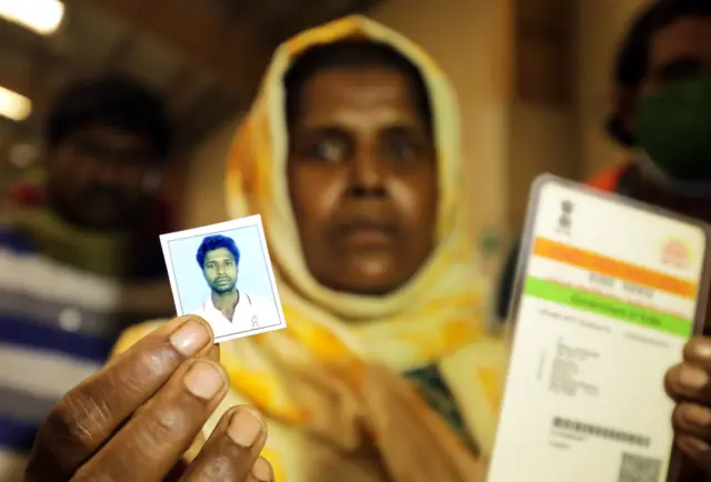 তিনদিন ধরে অনেকেই খুঁজছেন আত্মীয়দের