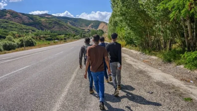 کډوالو ته ویل شوي چې پر لاره هر ډول سختۍ ته چمتو اوسې هغه که د اوږد واټن پلی مزل هم وي
