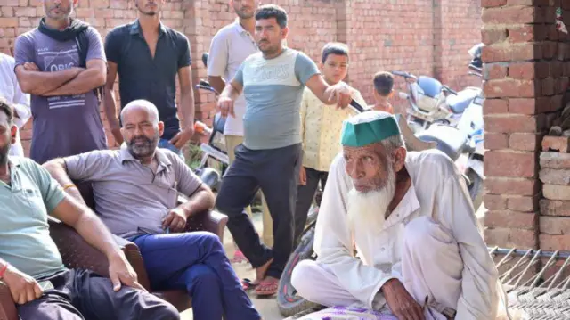 খুব্বাপুর গ্রামে ইরশাদের বাড়িতে লোকজনের ভিড়