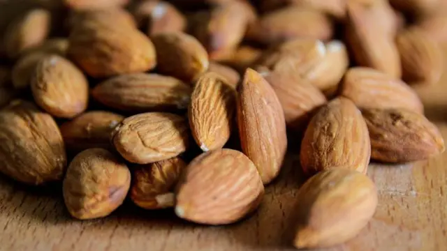 Amêndoas amontoadas