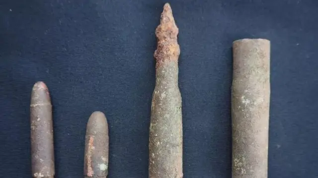 Wanaakiolojia walipata risasi 20 pamoja na maganda ya utengenezaji wa Kifaransa, Ujerumani, Marekani na Uswisi.