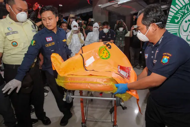 Petugas membawa jenazah korban runtuhnya bangunan mushala Pondok Pesantren (Ponpes) Al Khoziny untuk diidentifikasi di Rumah Sakit Bhayangkara H.S. Samsoeri Mertojoso, Surabaya, Jawa Timur, Jumat (3/10/2025). Pada Jumat (3/10) hingga sekitar pukul 18.00 WIB Polda Jawa Timur telah menerima delapan jenazah korban bangunan mushala Ponpes Al Khoziny di Buduran, Sidoarjo yang runtuh pada Senin (29/9) untuk dilakukan identifikasi. 