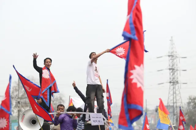बल्खुमा आयोजित राप्रपाको विरोधसभाका सहभागीहरू नेपालको झण्डा फहराउँदै