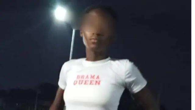 Aworan ti a bo loju fẹẹrẹfẹ, to jẹ ti ọmọbinrin ti wọn ni Oloogbe tori rẹ ku. O woṣọ funfun ti wọn kọ akọle si, ọmọbinrin pẹlẹngẹ ni.