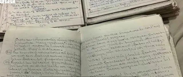 Aworan ogbifọ alafọwọkọ ti ọmọwe Awwal kọ sinu awọn iwe. 