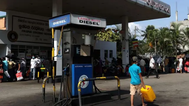 ඉන්ධන පිරවුම් හලක් ඉදිරිපිට දර්ශනයක්