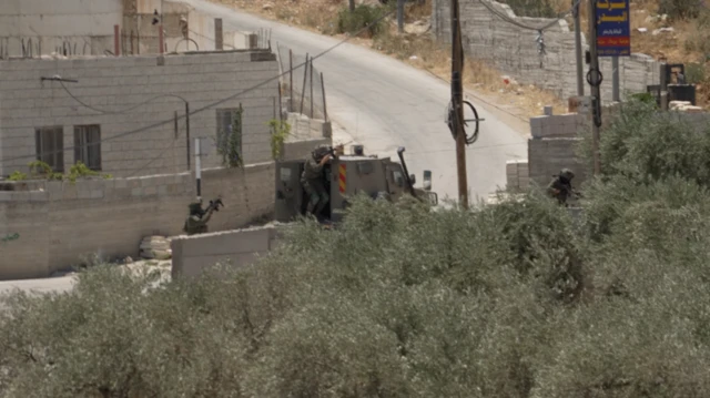 Ejército israelí atacando a un palestino