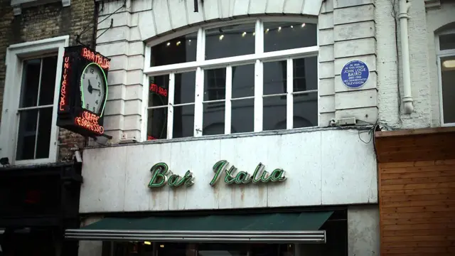 Fachada do prédio em 22 Frith Street, no distrito de Soho, em Londres, onde ficava o laboratório de John Logie Baird, com a placa azul comemorativa que marca o local