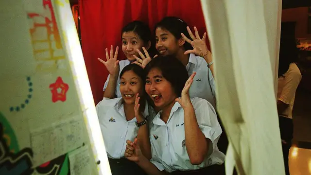 ၁၉၇၅ လမ်းညွှန် အမိန့်အရ ဆိုရင် ကျောင်းသူတွေကို ဘော့ဘ်ဟဲ ပုံစံပဲ ထားခွင့်ပေး