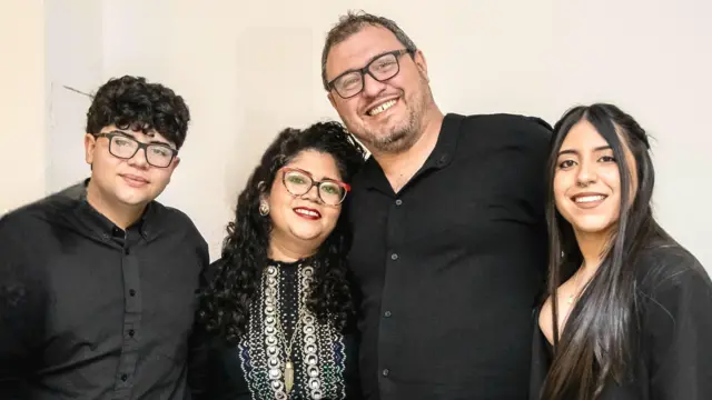 Un matrimonio heterosexual con sus dos hijos adolescentes