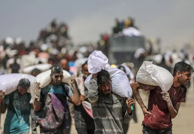 Warga Palestina berjuang mendapatkan bantuan tepung terigu di bagian utara Jalur Gaza, 8 Agustus 2025.