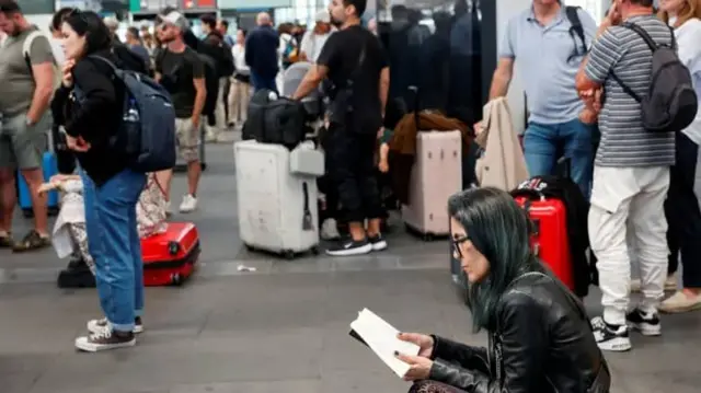 Awọn eero to fẹ wọ ọkọ ojurin niluu Valencia, ko ri ọkọ ti yoo gbe wọn nitori aisi ina