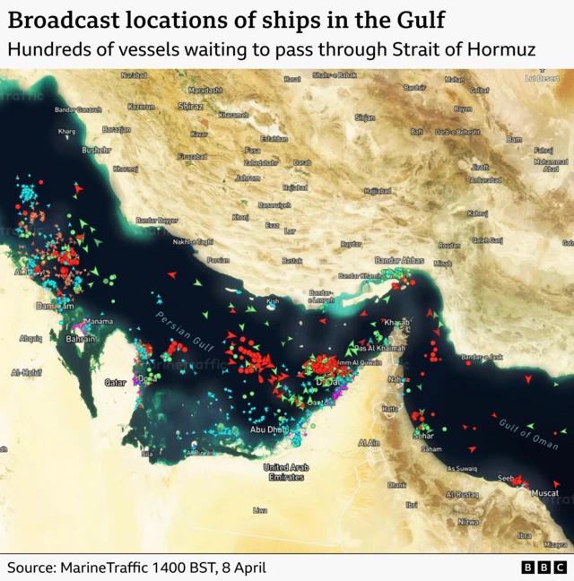 Citra satelit Selat Hormuz dengan kapal-kapal ditandai panah. Gambar ini menunjukkan ratusan kapal berkumpul di dekat selat menunggu untuk melintas. Tercatat waktu pukul 14.00 BST pada 8 April.
