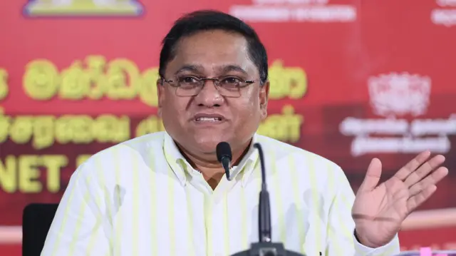 ''දැනටමත් පොලිසිය මගින් ජනතාවගෙන් ඉල්ලා තියෙනවා විදේශ සංචාරකයින් සංචාරක වීසා ඔස්සේ පැමිණිලා මේ වගේ දේවල් කරනවාද කියලා තොරතුරු ඇත්නම් දැනුම් දෙන්න කියලා. ඒ වගේම හෝටල් හිමියන්ට දැනුම් දීලා තියෙනවා.'' 