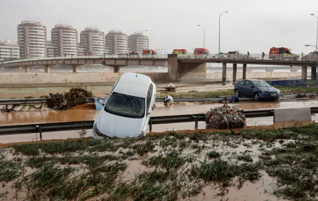 Carros arrastados para margemjogo do foguetinho aviatorrio alagado