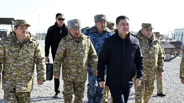 Президент Садыр Жапаров курал-жарак, ок-дарылардын кампасына барган учур,