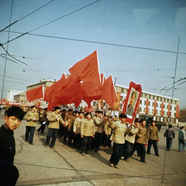 紅衛兵抬著毛澤東畫像
