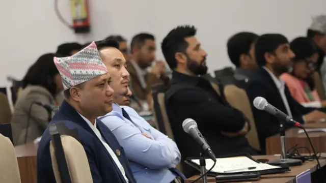 संसद्मा सत्तापक्षमा नेताहरू, छेउमा परराष्ट्रमन्त्री शिशिर खनाल र गृहमन्त्री सुधन गुरुङ र बीचमा रास्वपा सभापित रवि लामिछाने र उनीसँगै महामन्त्री कवीन्द्र बुर्लाकोटी देखिन्छन्
